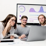 Женщина анализирует данные с интуитивным подходом