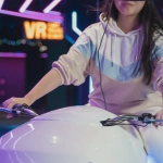 Женщина играет в Mustang Gold с уверенностью и элегантностью