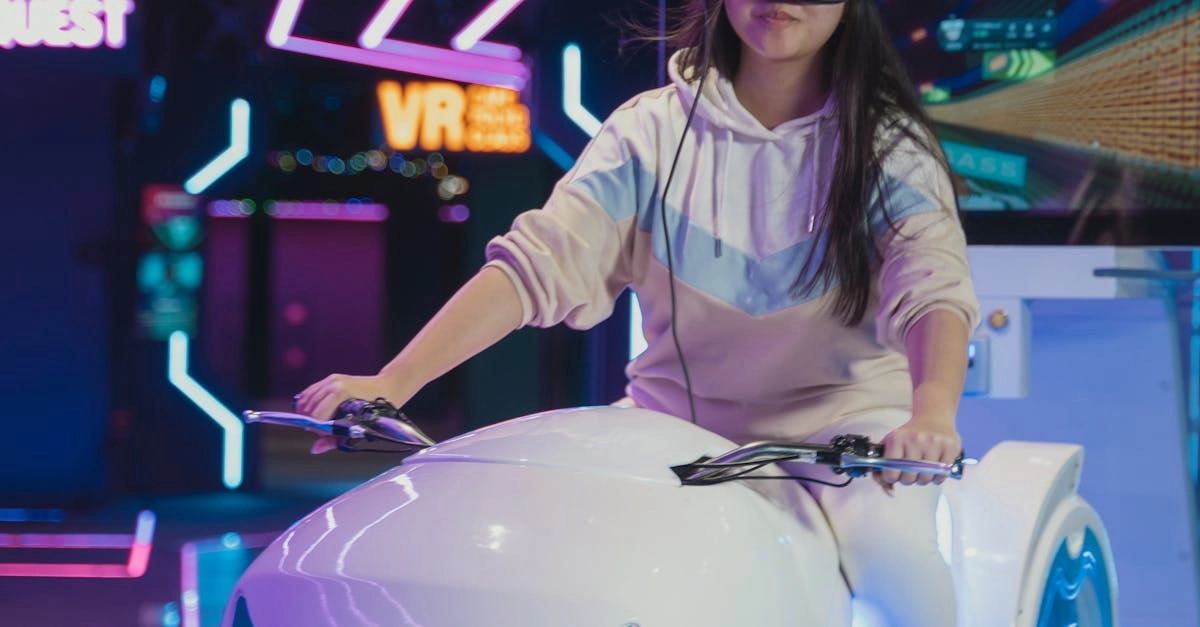 Женщина играет в Mustang Gold с уверенностью и элегантностью