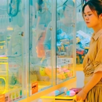 Женщина играет в современные игровые автоматы 2025 года