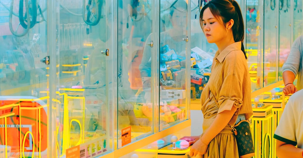 Женщина играет в современные игровые автоматы 2025 года