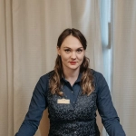 Элегантная женщина играет в блэкджек с интуицией и стратегией