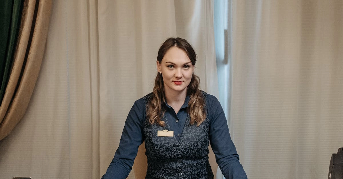 Элегантная женщина играет в блэкджек с интуицией и стратегией