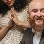 Женщина играет в Casino-X с улыбкой за компьютером