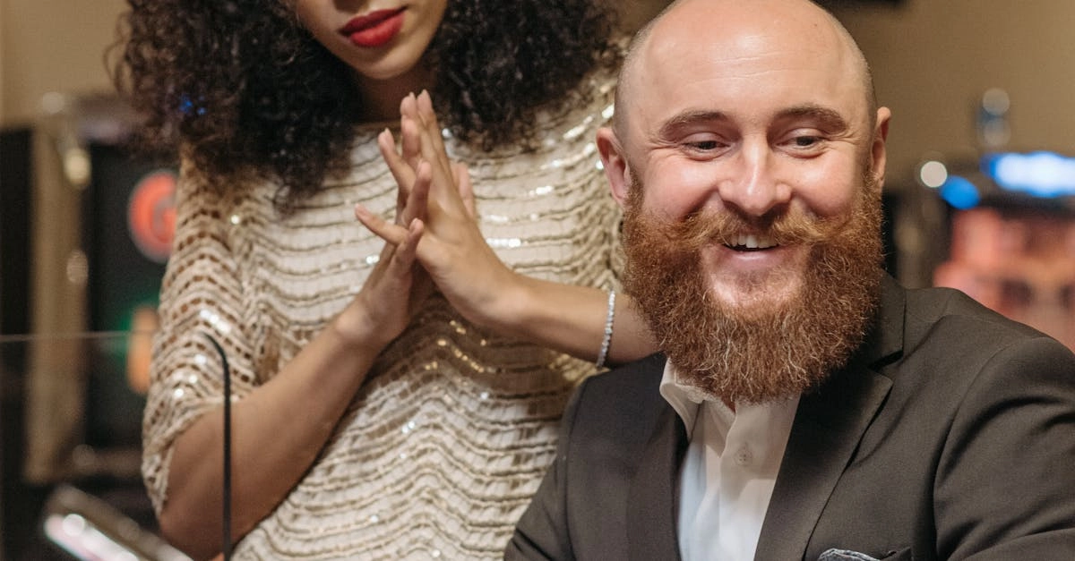 Женщина играет в Casino-X с улыбкой за компьютером